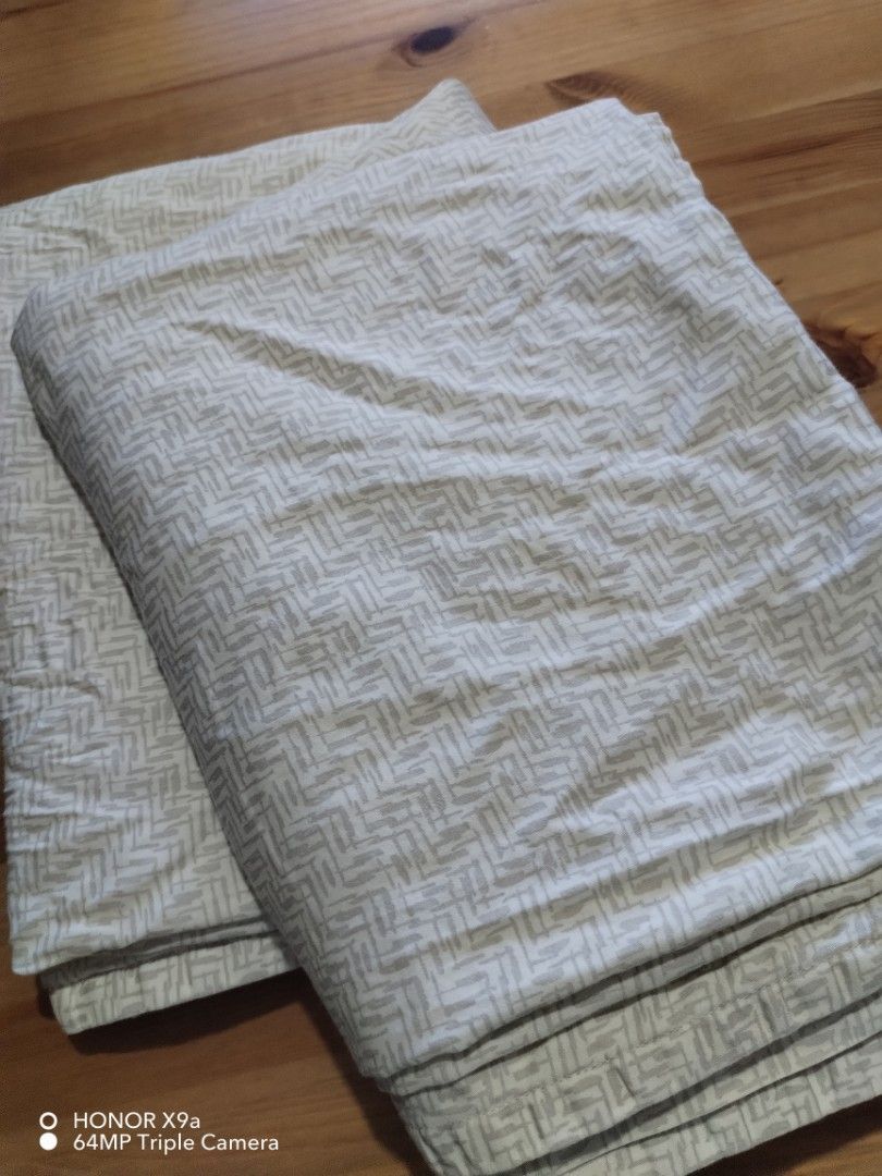 Flatsheet Printed Design ( king Size) (Category: Bedding & Towels) located in Muntinlupa City. Submitted by arciagamaryann68 (Listing ID 1470610456, Image 3). Description: - Item: Flatsheet with printed design - Pattern: Modern geometric print in neutral beige and off-white tones - Condition: Good pre-owned condition - Ideal for bedroom styling and everyday use.