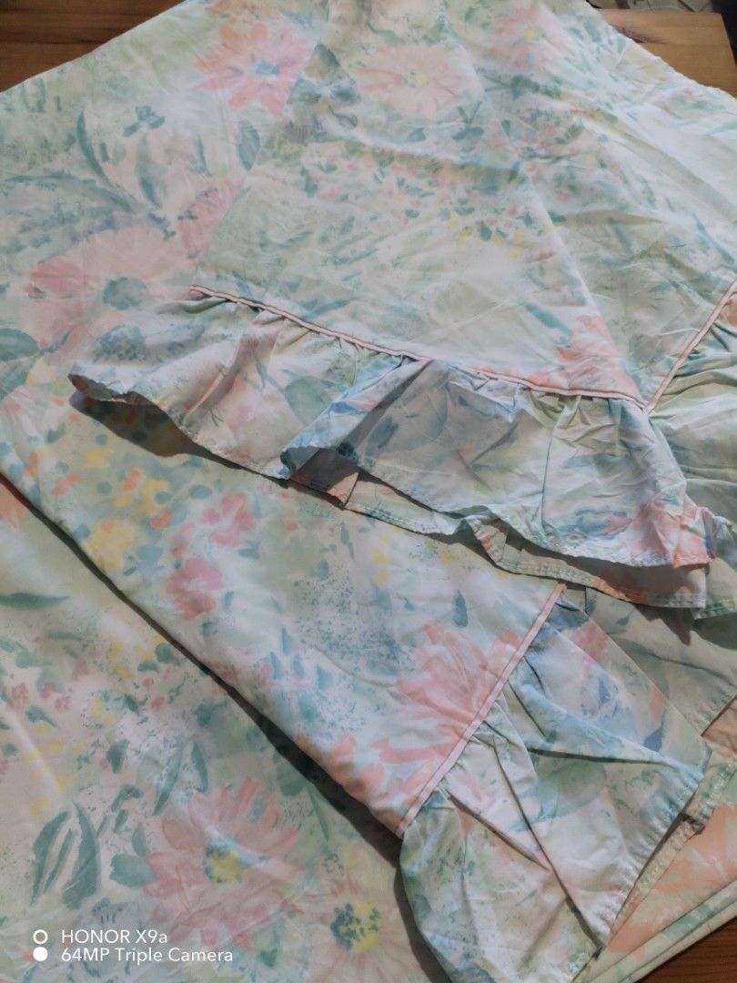 Flatsheet Raffles ( Queen Size) (Category: Bedding & Towels) located in Muntinlupa City. Submitted by arciagamaryann68 (Listing ID 1470617006, Image 2). Description: - Brand: Raffles - Size: Queen Size - Design: Beautiful watercolor floral pattern in pastel green, pink, and yellow - Features: Elegant ruffled hem detail with piping - Condition: Excellent pre-loved condition, clean and well-kept.