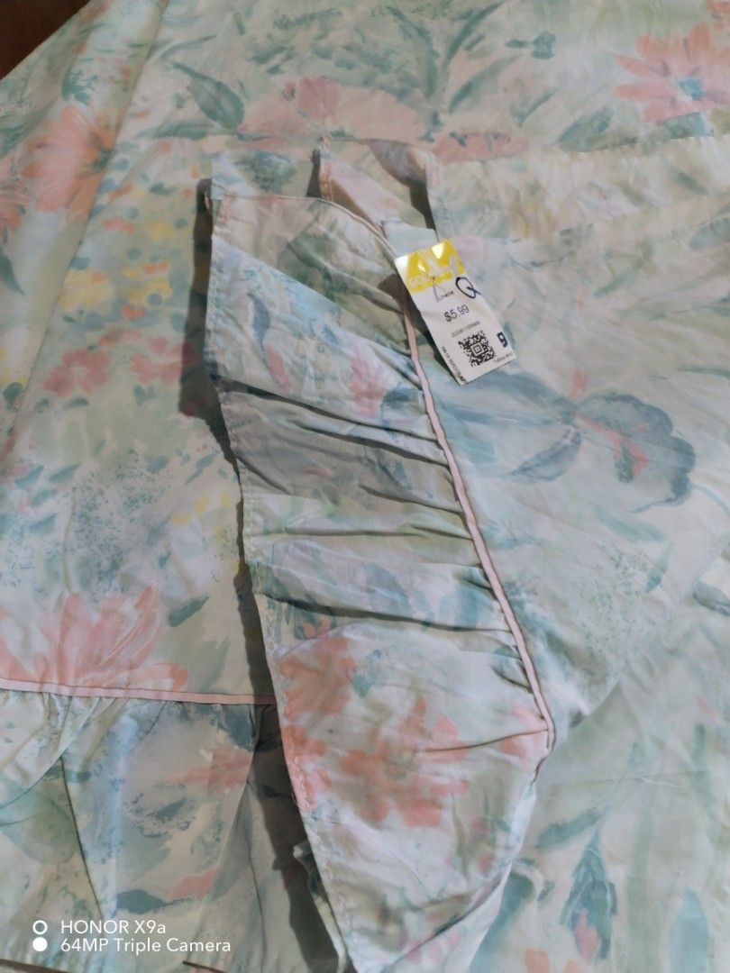 Flatsheet Raffles ( Queen Size) (Category: Bedding & Towels) located in Muntinlupa City. Submitted by arciagamaryann68 (Listing ID 1470617006, Image 1). Description: - Brand: Raffles - Size: Queen Size - Design: Beautiful watercolor floral pattern in pastel green, pink, and yellow - Features: Elegant ruffled hem detail with piping - Condition: Excellent pre-loved condition, clean and well-kept.