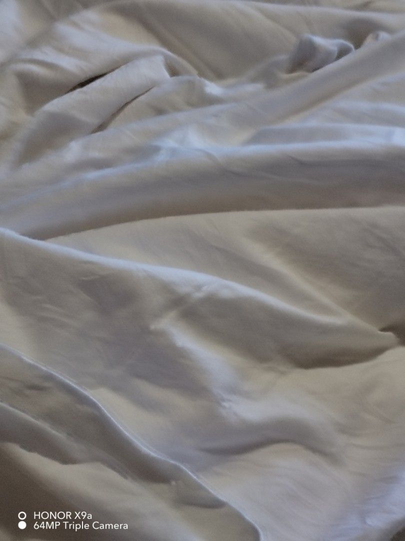 Flatsheet White Queen (Category: Bedding & Towels) located in Muntinlupa City. Submitted by arciagamaryann68 (Listing ID 1470616743, Image 3). Description: - Color: Clean White - Size: Queen Flatsheet - Material: 100% Egyptian Cotton (Made in India) - Soft, breathable nice in actual , and hotel-quality feel.