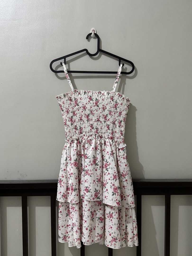 floral dress (Category: Dresses) located in Manila. Submitted by icedcaramelmacchiiato (Listing ID 1470716880, Image 1). Description: floral dress no brand free size good condition loc: malate, manila.