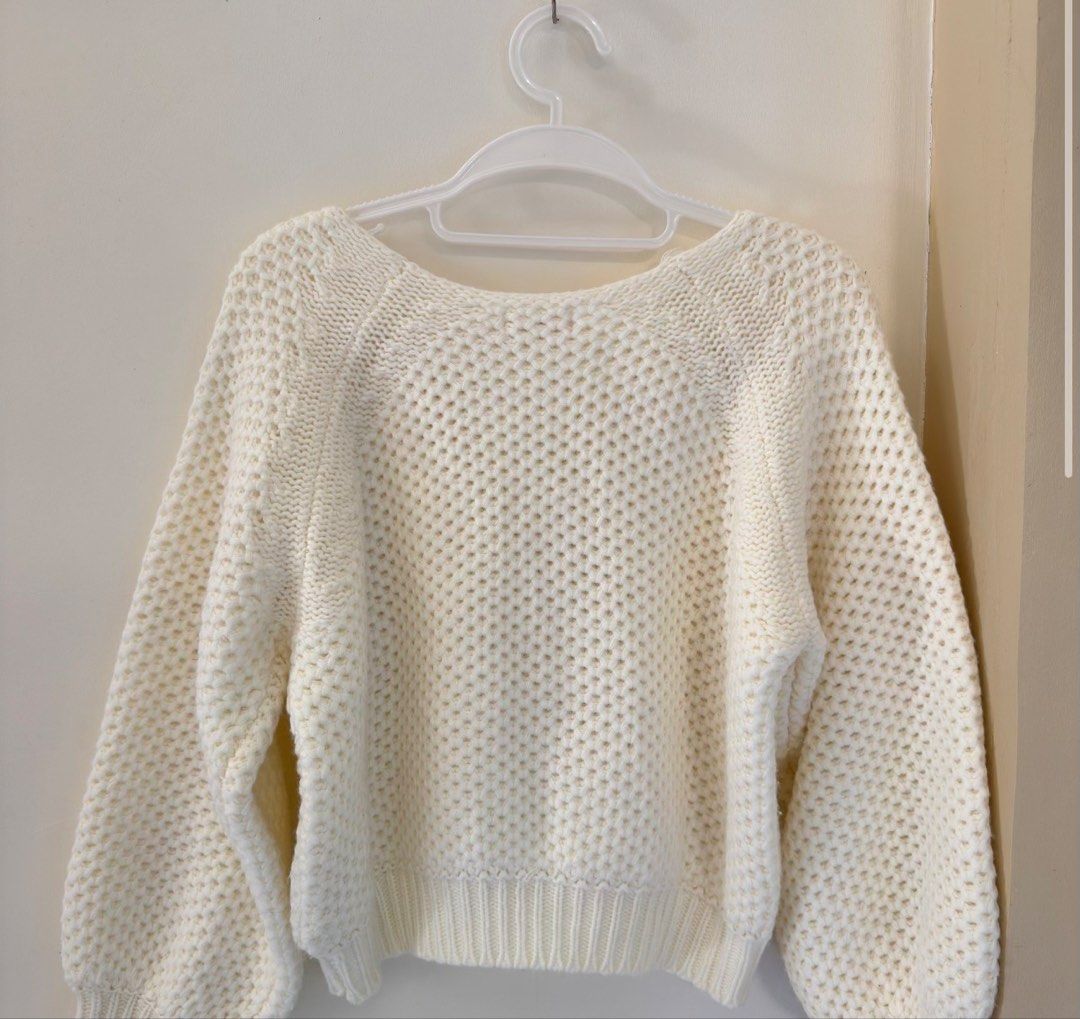 Floral Knitted Sweater (Category: Coats, Jackets and Outerwear) located in La Trinidad. Submitted by sushismom (Listing ID 1470569858, Image 2). Description: Size: Small-Medium No flaws.