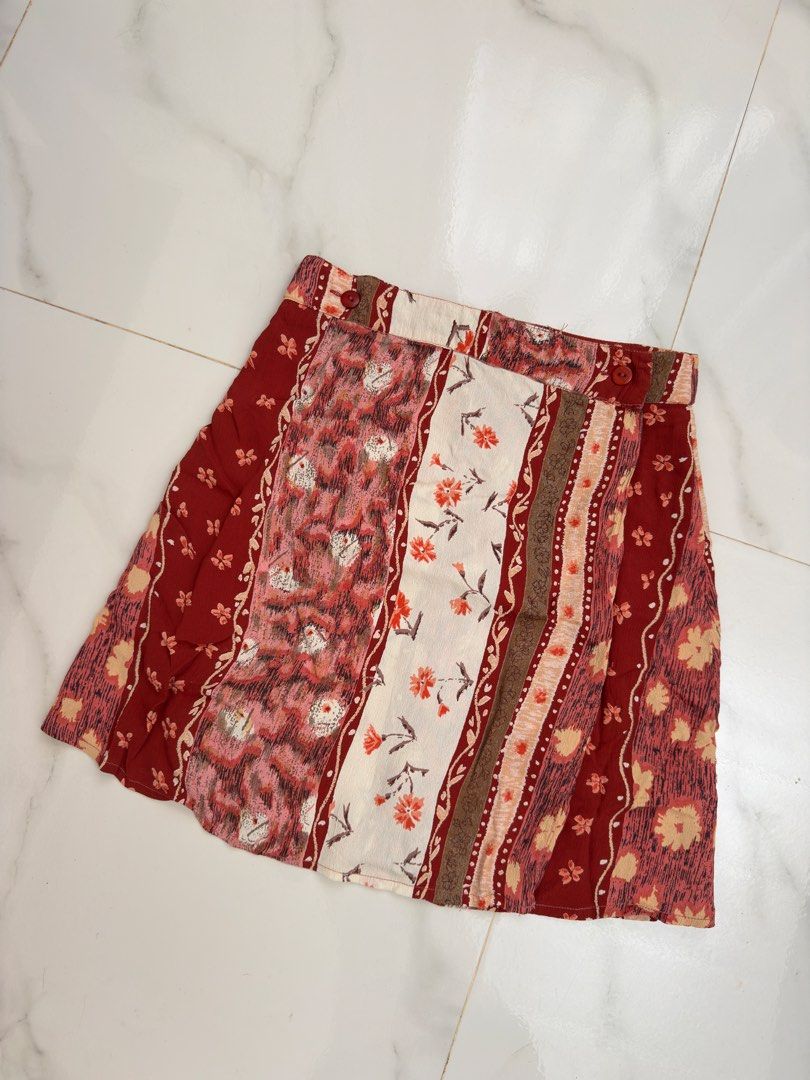 Floral Mini skirt (Category: Skirts) located in La Trinidad. Submitted by sushismom (Listing ID 1470569145, Image 1). Description: Waistline: 25" Length: 17 1/2".