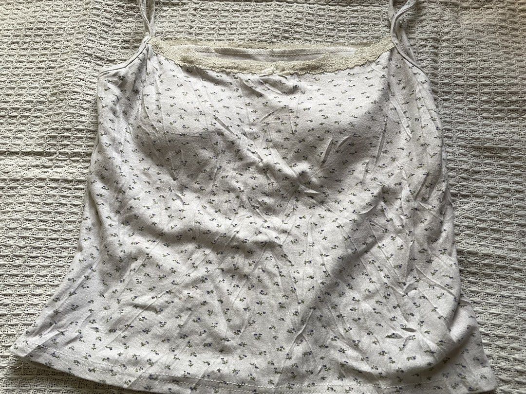 floral print cami (Category: Sleeveless) located in Meycauayan. Submitted by fae.trove (Listing ID 1470632207, Image 2). Description: .