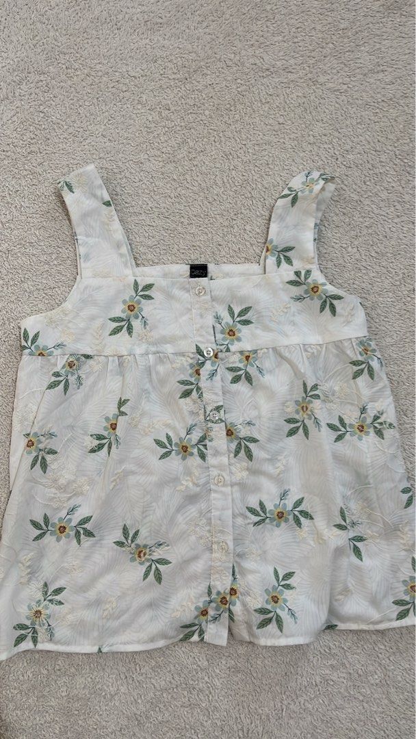 Floral top (MEDIUM) (Category: Others Tops) located in Cauayan City . Submitted by declutterdarling (Listing ID 1470465592, Image 2). Description: Size: M.