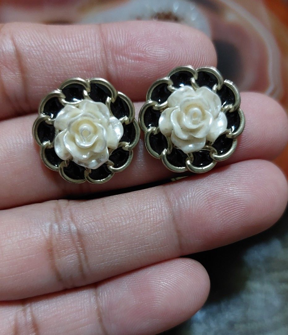 Flower enamel earrings (Category: Earrings) located in Camaligan. Submitted by timeless-trinkets (Listing ID 1470583183, Image 1). Description: .