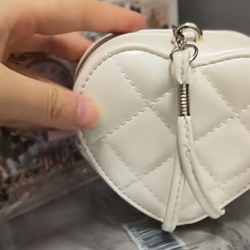 flower knows white heart keychain pouch (Category: Purses & Pouches) located in Mandaluyong City. Submitted by annyeong07_ (Listing ID 1470653123, Image 3). Description: .