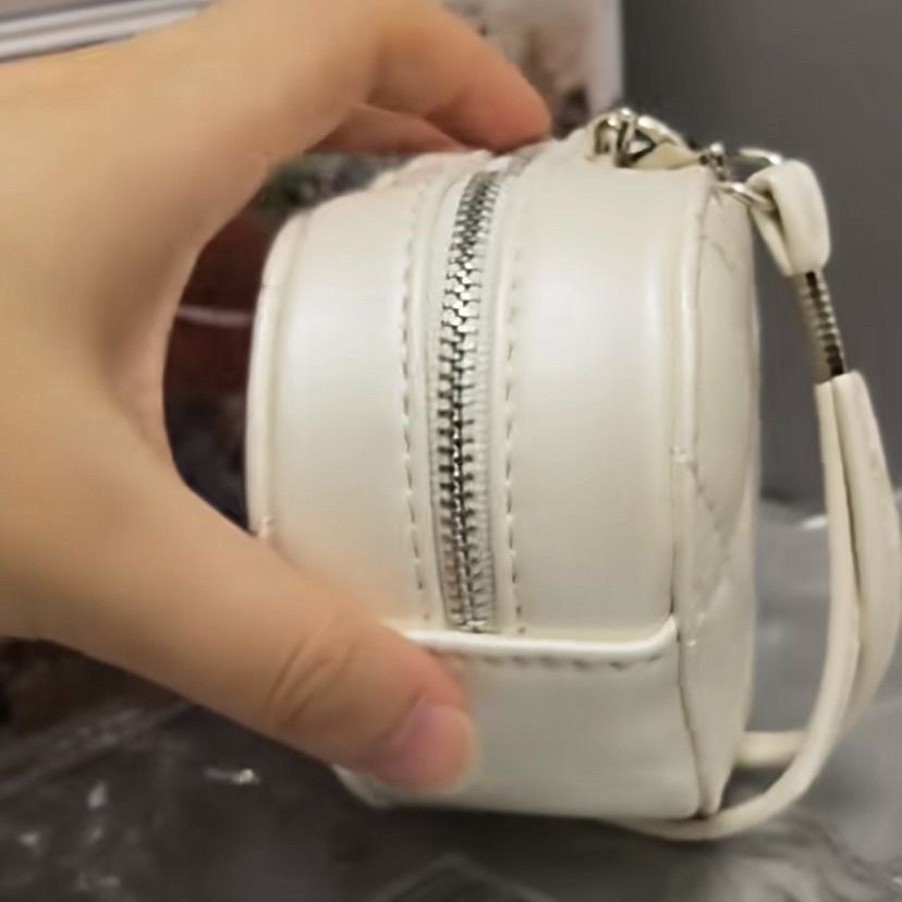 flower knows white heart keychain pouch (Category: Purses & Pouches) located in Mandaluyong City. Submitted by annyeong07_ (Listing ID 1470653123, Image 2). Description: .
