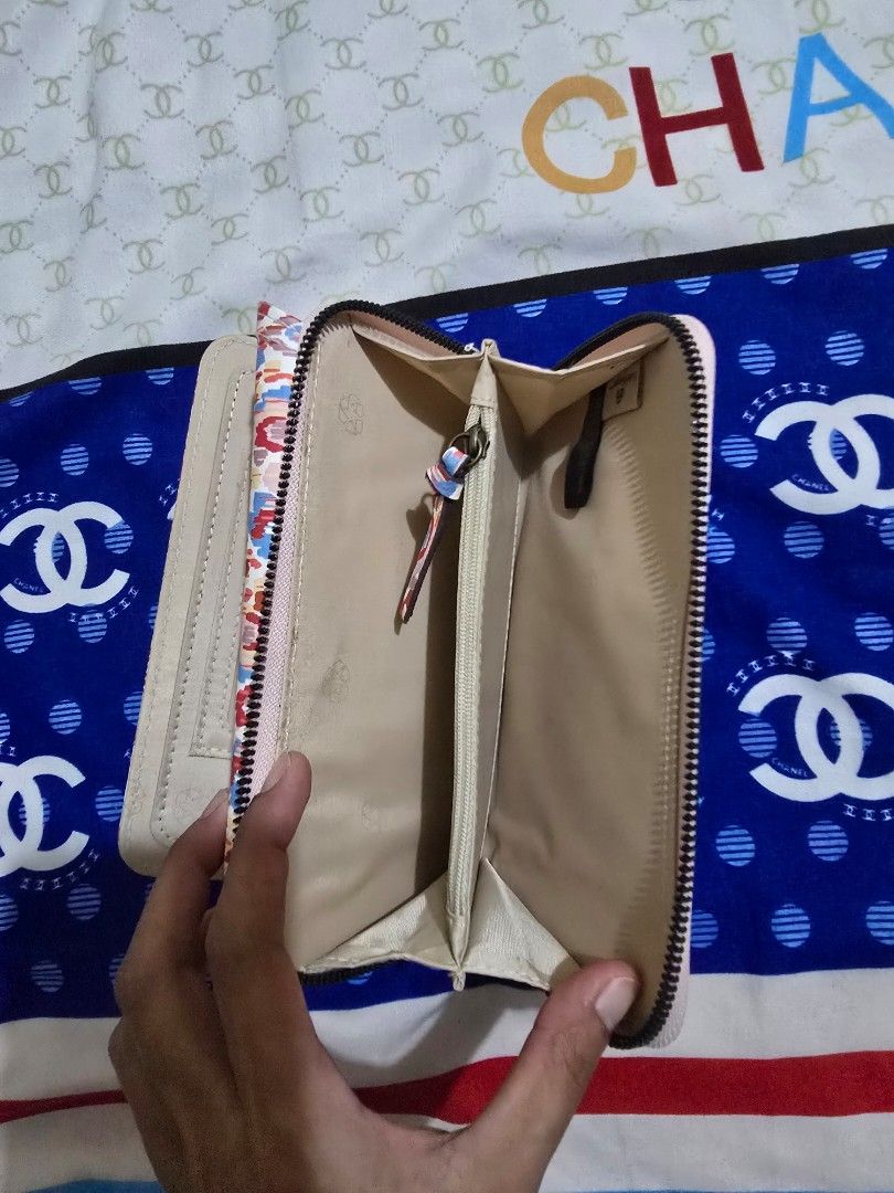 Flowery Wallet (Category: Wallets & Card holders) located in Abucay. Submitted by solaranestbymm (Listing ID 1470687628, Image 3). Description: never been used no box no tag meetup: tarlac city delivery: j&t.