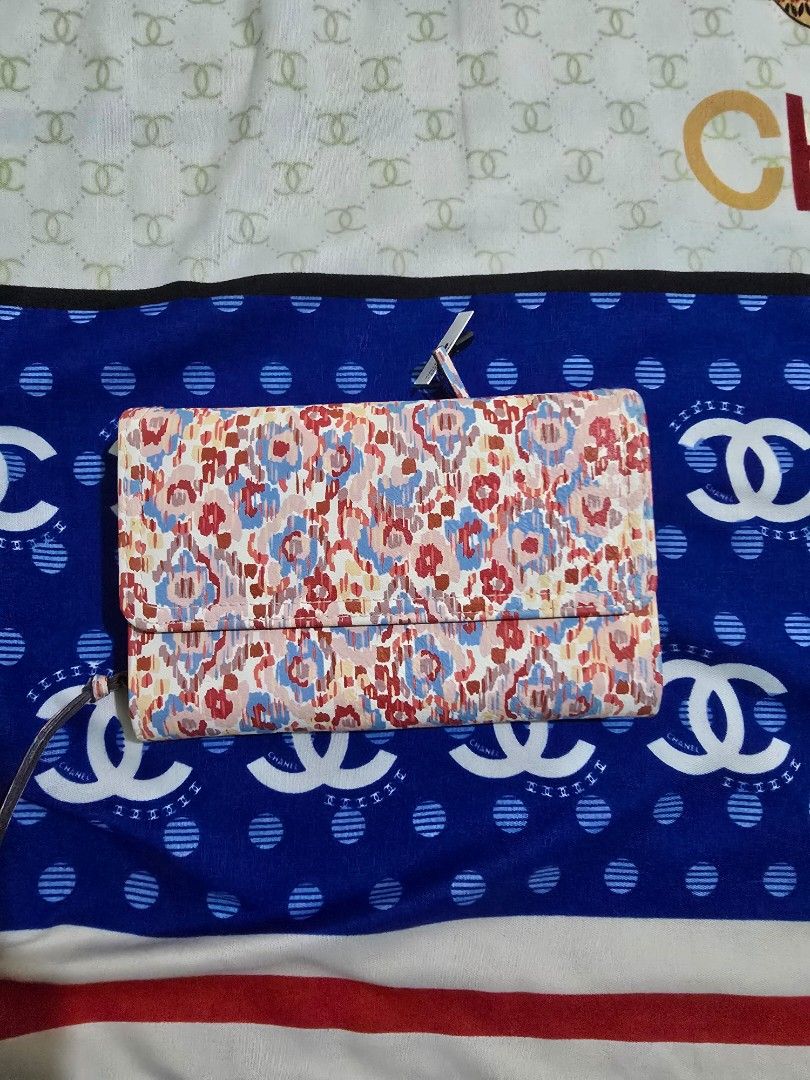 Flowery Wallet (Category: Wallets & Card holders) located in Abucay. Submitted by solaranestbymm (Listing ID 1470687628, Image 2). Description: never been used no box no tag meetup: tarlac city delivery: j&t.