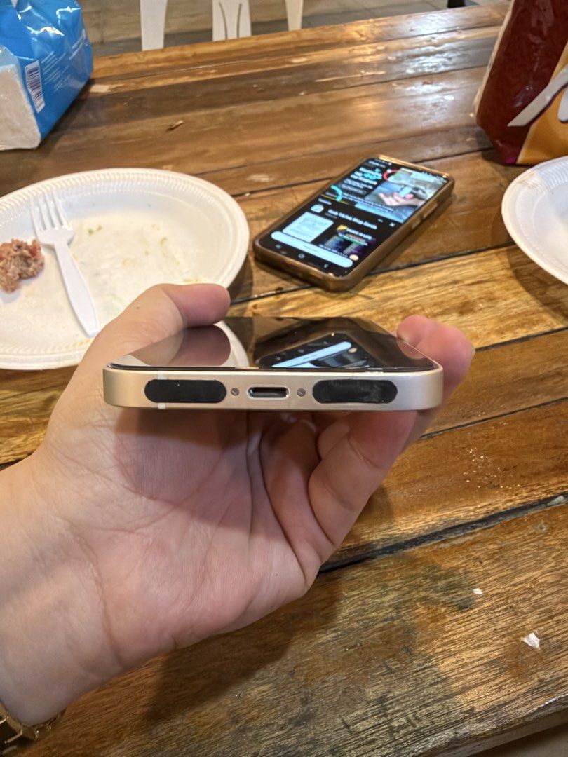 for sale iphone 13 starlight (Category: iPhone 13 Series) located in Manila. Submitted by kdswn (Listing ID 1470594361, Image 3). Description: no issue openline slightly negotiable complete with box and cord 88% bh bataan location meet up only.