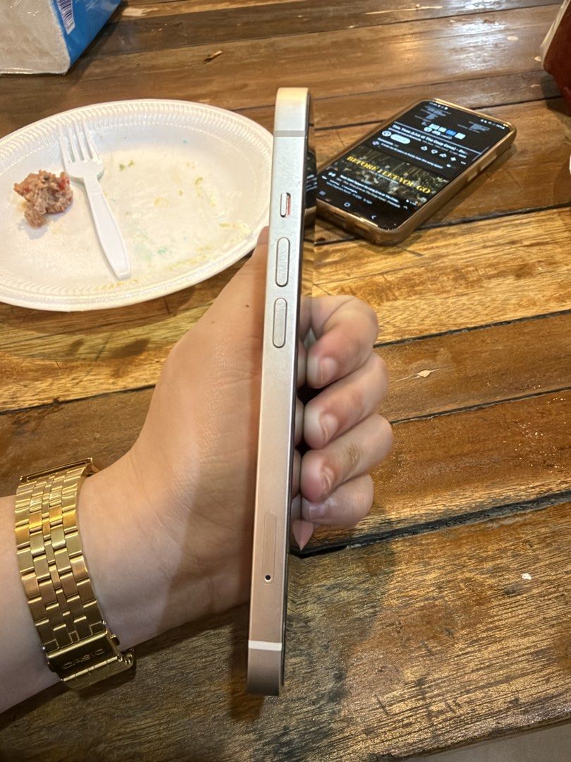 for sale iphone 13 starlight (Category: iPhone 13 Series) located in Manila. Submitted by kdswn (Listing ID 1470594361, Image 2). Description: no issue openline slightly negotiable complete with box and cord 88% bh bataan location meet up only.