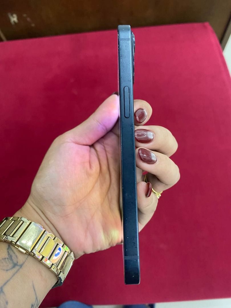 For sale rush iPhone 13 (Category: iPhone 13 Series) located in Quezon City. Submitted by rowenayaan (Listing ID 1470618890, Image 2). Description: FOR SALE RUSH IPHONE 13 128GB MIDNIGHT Price: 12,000 rush 89 % Battery Health ZP/A Local Variant Factory unlock (Anysim) No history of repair Orig all parts Inclusions: Orig box, orig cord & case Issue: paint chips not affected sa performance. 📍Caloocan area 📩 Dm sa sure buyer!.