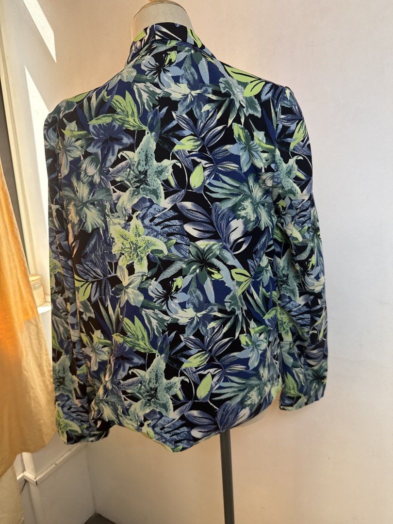Forever 21 Hawaiian Blazer (Category: Coats, Jackets and Outerwear) located in Quezon City. Submitted by dropdeadprices (Listing ID 1470605218, Image 2). Description: Never been used Soft satin like fabric, super comfortable. .
