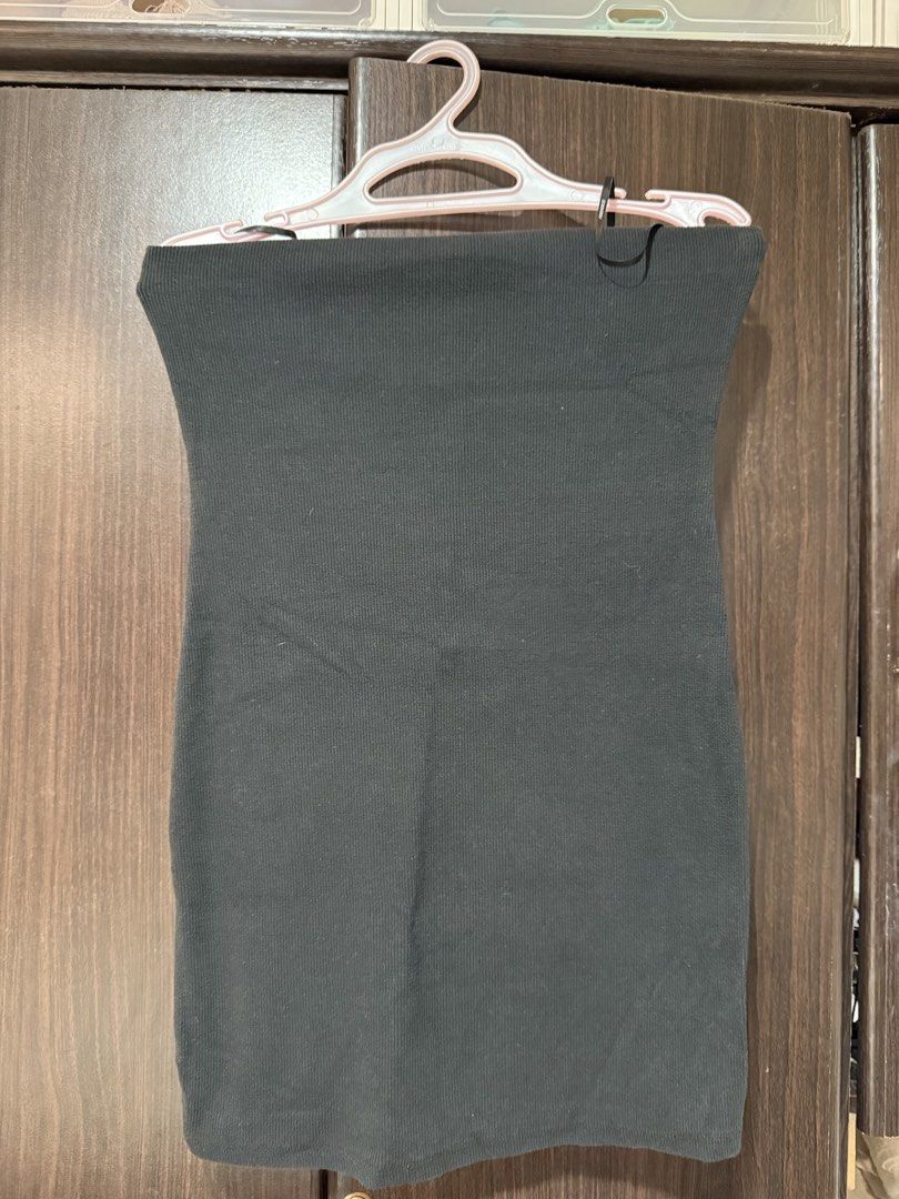 Forever 21 skirt black M (Category: Skirts) located in Pateros City. Submitted by daisy03052000 (Listing ID 1470663359, Image 1). Description: - Brand: Forever 21 - Color: Classic Black - Size: Medium - Style: Bodycon, straight neckline, knee-length tube dress - Material: Stretchy, comfortable fabric - Origin: Made in Vietnam - Versatile: Easy to style for casual days or night outs.