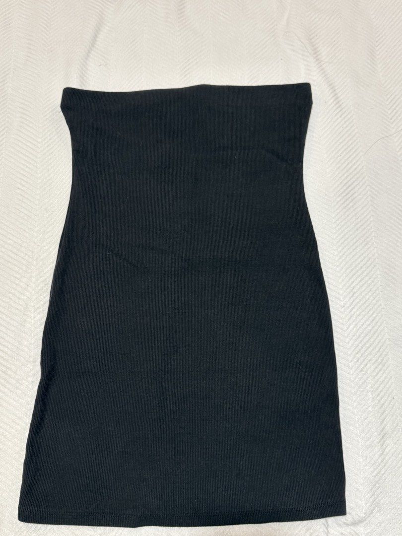 Forever 21 skirt black M (Category: Skirts) located in Pateros City. Submitted by daisy03052000 (Listing ID 1470663359, Image 3). Description: - Brand: Forever 21 - Color: Classic Black - Size: Medium - Style: Bodycon, straight neckline, knee-length tube dress - Material: Stretchy, comfortable fabric - Origin: Made in Vietnam - Versatile: Easy to style for casual days or night outs.