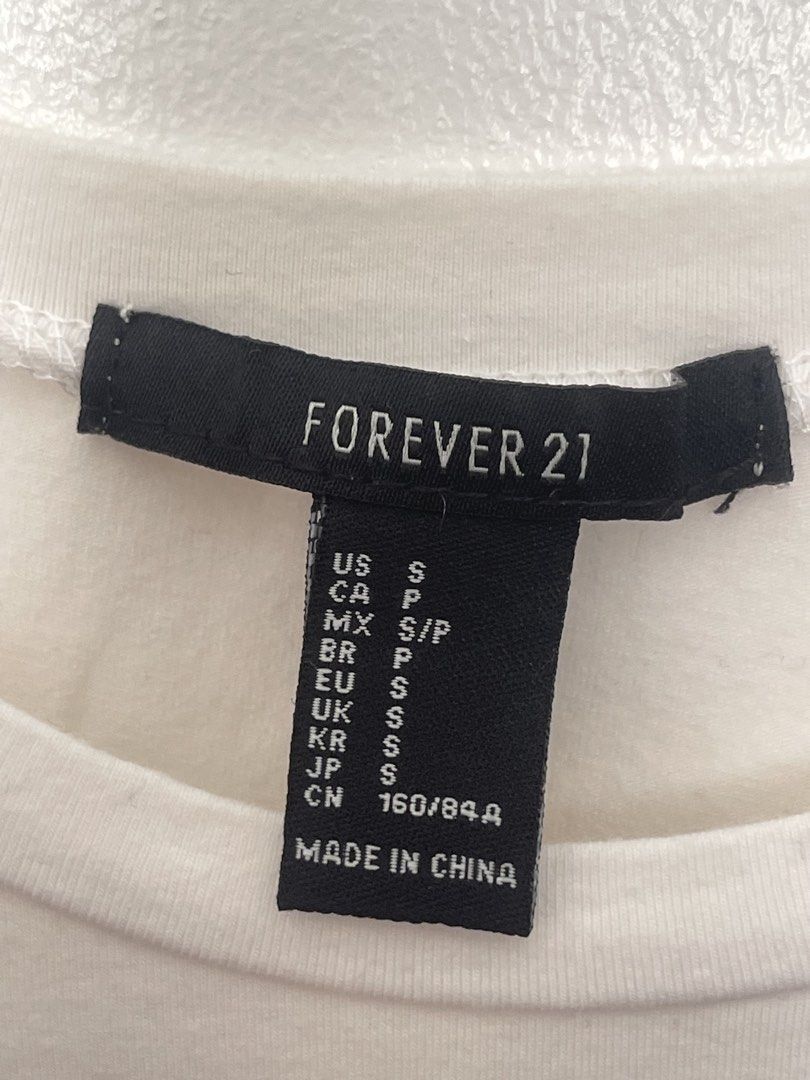 Forever 21 Tokyo Graphic Crop Top Size S (Category: Shirts) located in Manila. Submitted by lovedbymidge (Listing ID 1470644710, Image 2). Description: 🩷 for xs-m girlies 🚚 lalamove or grab express (sf shouldered by the buyer!) - Brand: Forever 21 - Item: White cropped t-shirt - Design: Red box logo with TOKYO text and Japanese characters - Details: Short sleeves, crew neckline - Size: S (fits true to size) - Condition: Great casual piece for e