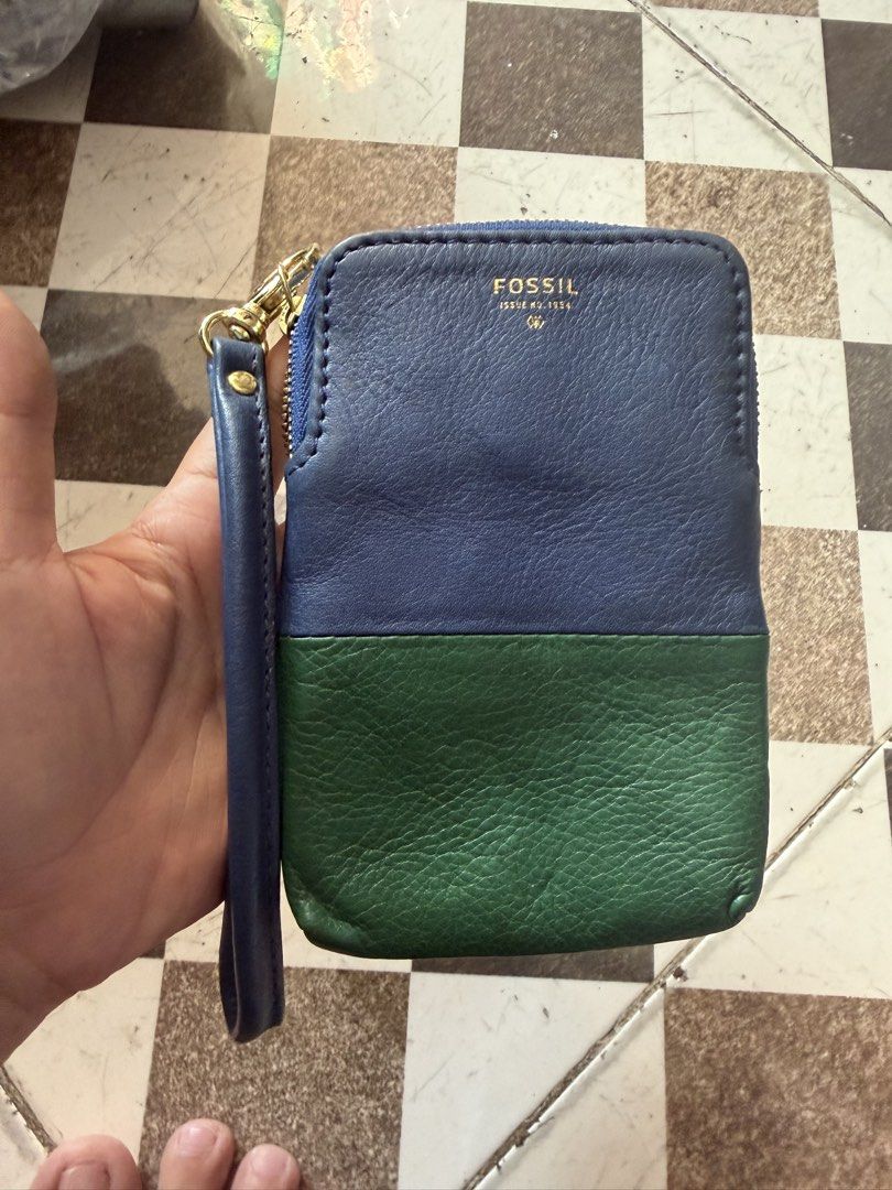 fossil wristlet (Category: Wallets & Card holders) located in Quezon City. Submitted by mariamaharba7798 (Listing ID 1470644874, Image 1). Description: .