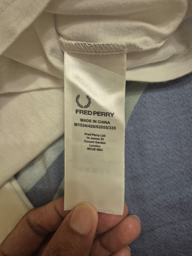 Fred Perry White Cotton T-Shirt Size S (Category: Shirts) located in Daraga. Submitted by nvdp118255967 (Listing ID 1470622213, Image 2). Description: - Brand: Fred Perry - Color: White - Size: S - Material: 100% Cotton - Origin: Made in China - Design: Crew neck with classic collar tipping - Branding: Embroidered laurel wreath logo on chest - Fit: Standard short sleeve casual tee.