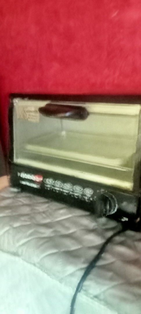 Fujidenso Toaster Oven Black (Category: Ovens & Toasters) located in Paranaque City. Submitted by dimaguilaa24827 (Listing ID 1470654583, Image 1). Description: - Brand: Fujidenso Toaster Oven - Color: Sleek black with a glass door and dark handle - Design: Compact size, ideal for small kitchen spaces and dorms - Controls: Easy-to-use control dial on the lower right side - Inclusions: Comes with an internal tray - Power: Standard cord attached, t