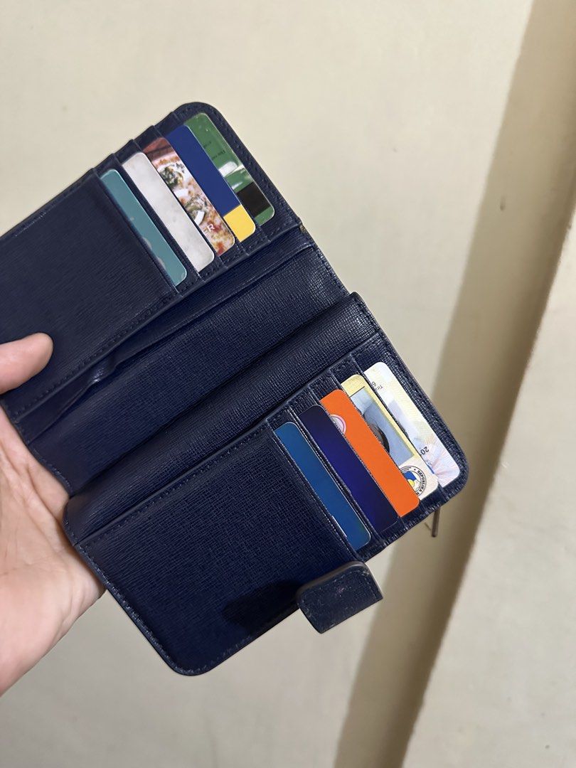 Furla bifold wallet (Category: Wallets & Card holders) located in Bulacan. Submitted by mayoibay (Listing ID 1470574936, Image 2). Description: Furla bifold wallet navy blue Bought recently din po dito sa carousell, malaki po cya para saakin, mas preferred ko pa din card holder. Hehe Negotiable.