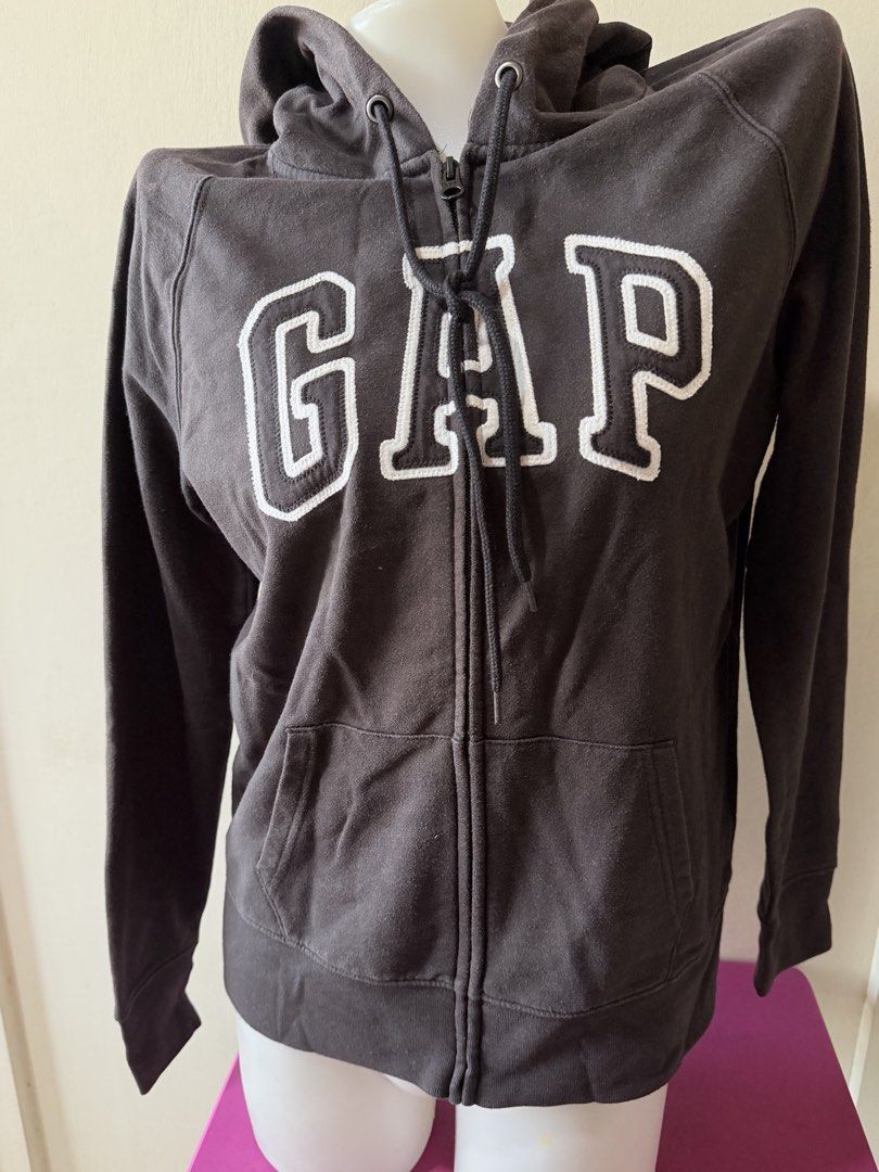 GAP black jacket (Category: Coats, Jackets and Outerwear) located in Manila. Submitted by hellokittyjhoe (Listing ID 1470696597, Image 1). Description: .
