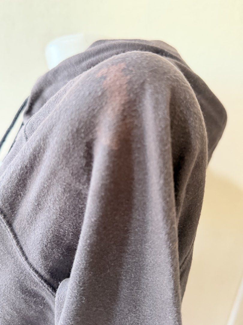 GAP black jacket (Category: Coats, Jackets and Outerwear) located in Manila. Submitted by hellokittyjhoe (Listing ID 1470696597, Image 3). Description: .