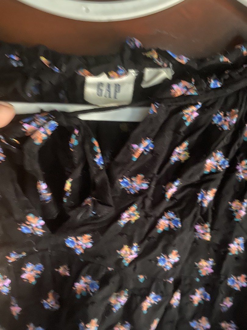 GAP Printed Floral (Category: Blouses) located in Gamu. Submitted by preloved.29 (Listing ID 1470560373, Image 3). Description: ❤️PRELOVED ❤️ WYSIWYG ☑️No rush shipping po pls. ☑️payment thru gcash ☑️FREE SHIPPING .