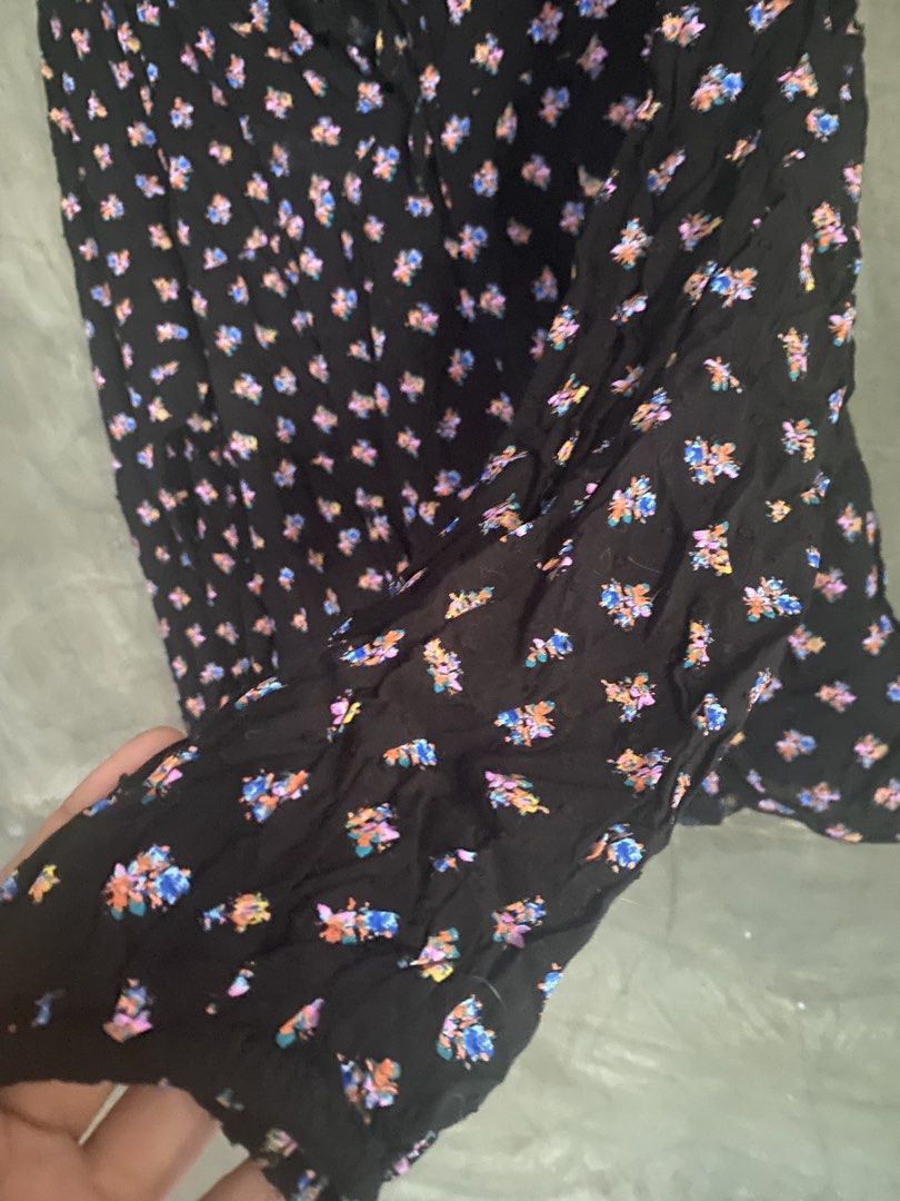GAP Printed Floral (Category: Blouses) located in Gamu. Submitted by preloved.29 (Listing ID 1470560373, Image 2). Description: ❤️PRELOVED ❤️ WYSIWYG ☑️No rush shipping po pls. ☑️payment thru gcash ☑️FREE SHIPPING .