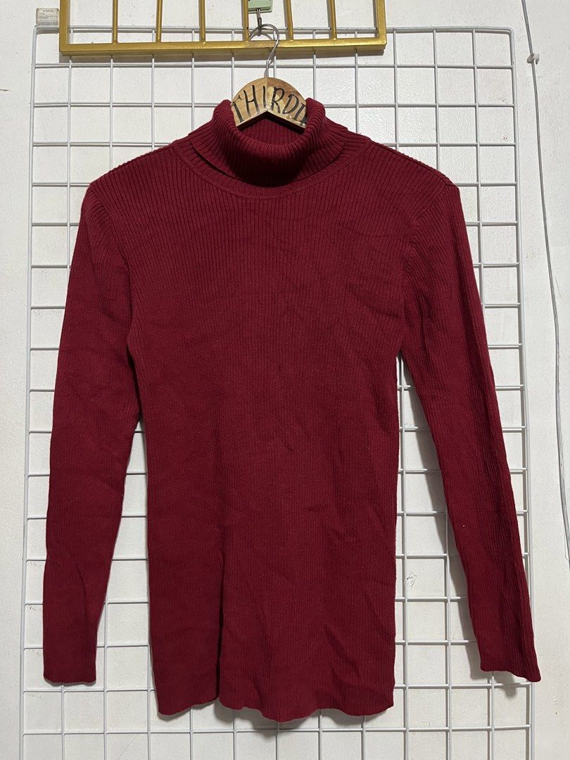 GAP Ribbed Turtleneck Knit Sweater Maroon Size S (Category: Longsleeves) located in Pagsanjan. Submitted by zhairaaaaa (Listing ID 1470695743, Image 2). Description: - Brand: GAP - Color: Maroon - Size: S - Material: 100% Cotton - Features: Ribbed texture, turtleneck, long sleeves, fitted silhouette - Condition: Clean, tags shown in pictures - Perfect layering piece for the cooler weather!.