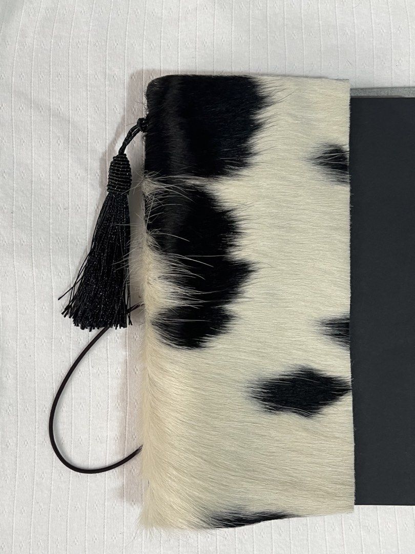 Genuine CH Leather Journal (Category: Stationery & School Supplies) located in Cagayan de Oro. Submitted by flyfitz (Listing ID 1470589950, Image 3). Description: Size: A5 Color: cream white & black Inserts: 3 pieces black cover blank page Inclusion: black tassel Bought: this month (October) Condition: used only 3 pages Loc: CDO, Ph Delivery: LBC.