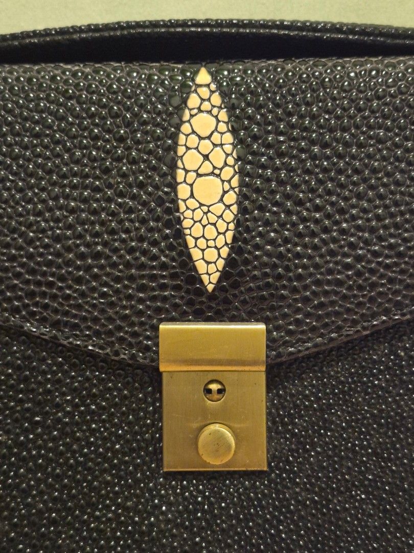 Genuine Stingray Handbag Clutch (Category: Clutches) located in Quezon City. Submitted by gbabesy (Listing ID 1470638401, Image 3). Description: Brand: Arthur Valentino Condition: Excellent, Clean interior Minor flaw: may minimal na tama sa corners ng flap, see uploaded photos.