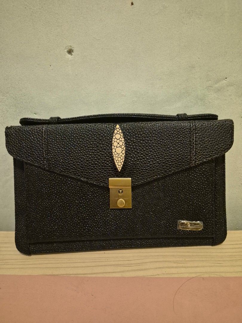Genuine Stingray Handbag Clutch (Category: Clutches) located in Quezon City. Submitted by gbabesy (Listing ID 1470638401, Image 1). Description: Brand: Arthur Valentino Condition: Excellent, Clean interior Minor flaw: may minimal na tama sa corners ng flap, see uploaded photos.