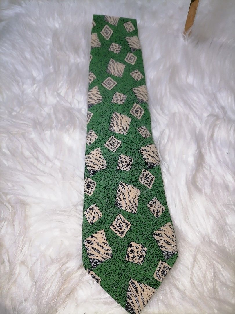 Giorgio Armani Silk Tie (Category: Luxury Accessories) located in Butuan. Submitted by az-branded.items (Listing ID 1470652655, Image 1). Description: Widest part 3.5" Authentic item From Japan.
