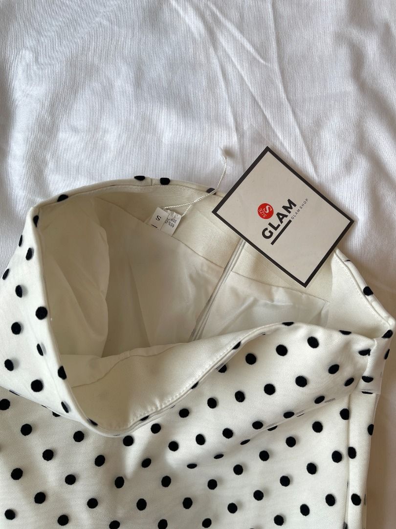 Glam White Polka Skirt (Category: Skirts) located in Quezon City. Submitted by everythingmustgo__ (Listing ID 1470669928, Image 3). Description: Glam White Polka Skirt (from BKK 🇹🇭) - brand new with tags - size: small (waist 25-26) - with built-in shorts - super nice quality! ‼️ firm with price. low ballers will not be entertained ‼️ .