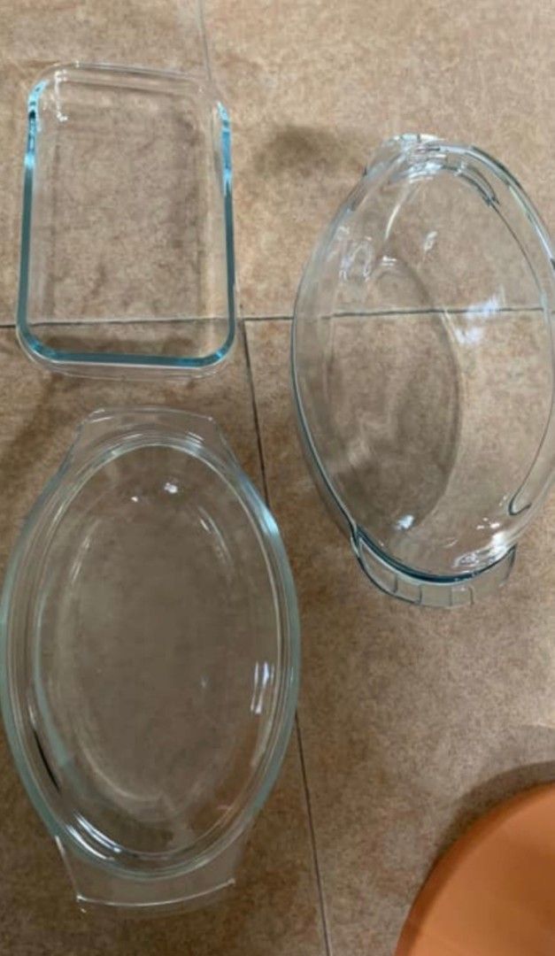 Glass dish serving (Category: Bakeware) located in Paranaque City. Submitted by nicessities (Listing ID 1470742137, Image 1). Description: rarely used. .