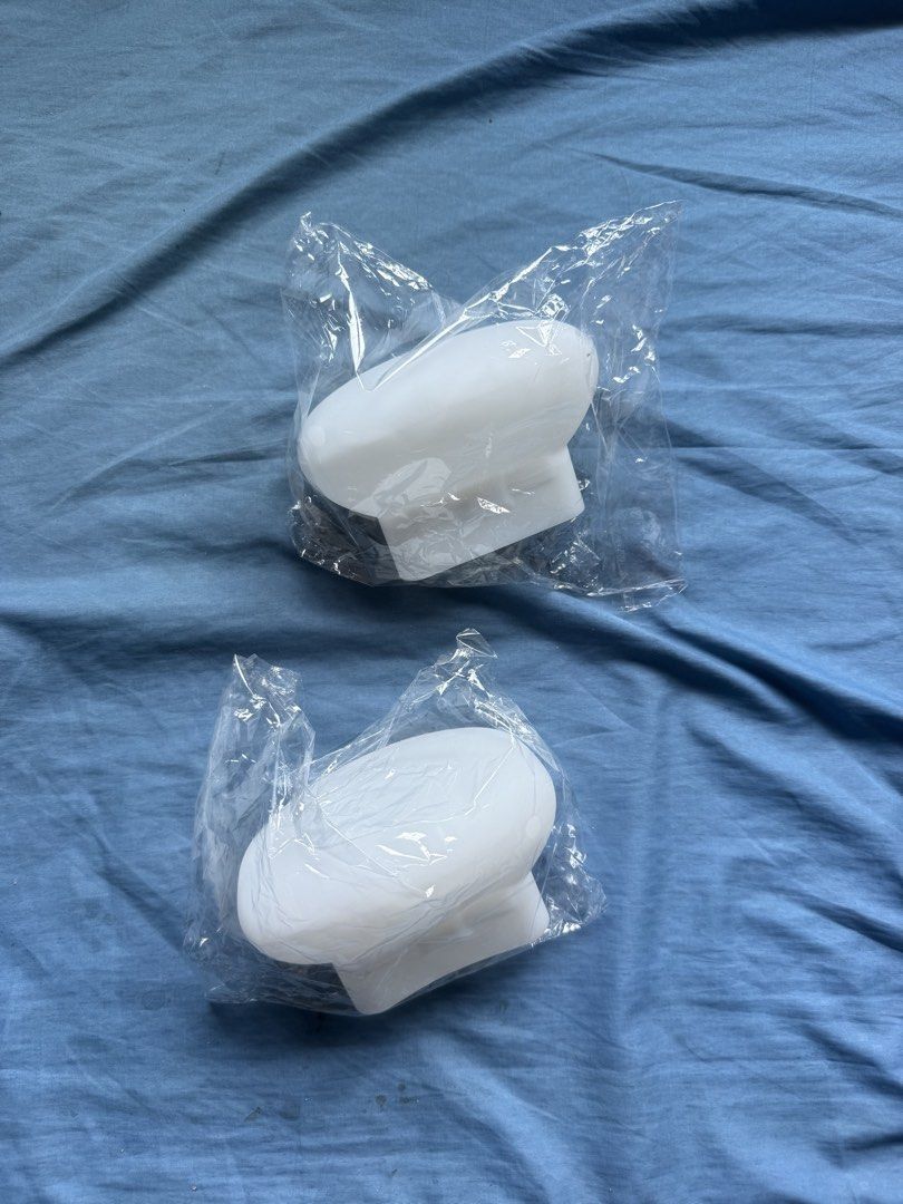 Speedlite diffuser for rectangle head (Category: Flashes) located in Singapore. Submitted by yosinnn (Listing ID 1470606319, Image 2). Description: - Set of 2 white silicone oval dome diffusers - Fits rectangular camera flash heads - v860 v850 and the likes, as long same size can fit - clean with no tears or yellowing, just bought 2 weeks ago flash diffuser can fit for Godox: TT685, TT685II, TT600, TT600S, V850, V850II, V850III Canon: 580EX, 580E