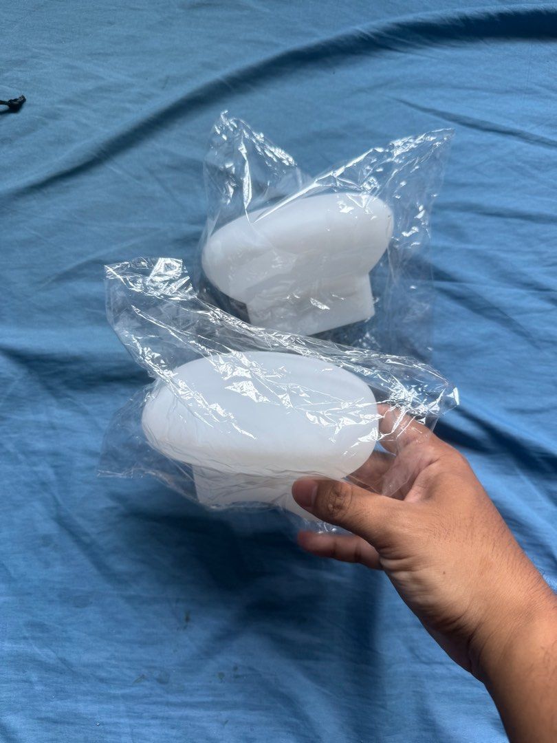 Speedlite diffuser for rectangle head (Category: Flashes) located in Singapore. Submitted by yosinnn (Listing ID 1470606319, Image 3). Description: - Set of 2 white silicone oval dome diffusers - Fits rectangular camera flash heads - v860 v850 and the likes, as long same size can fit - clean with no tears or yellowing, just bought 2 weeks ago flash diffuser can fit for Godox: TT685, TT685II, TT600, TT600S, V850, V850II, V850III Canon: 580EX, 580E