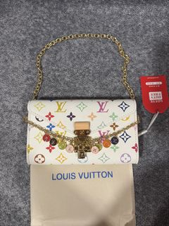 (Category: ) located in . Submitted by letsmile.closet (Listing ID 1470687189, Image 1). Description: .