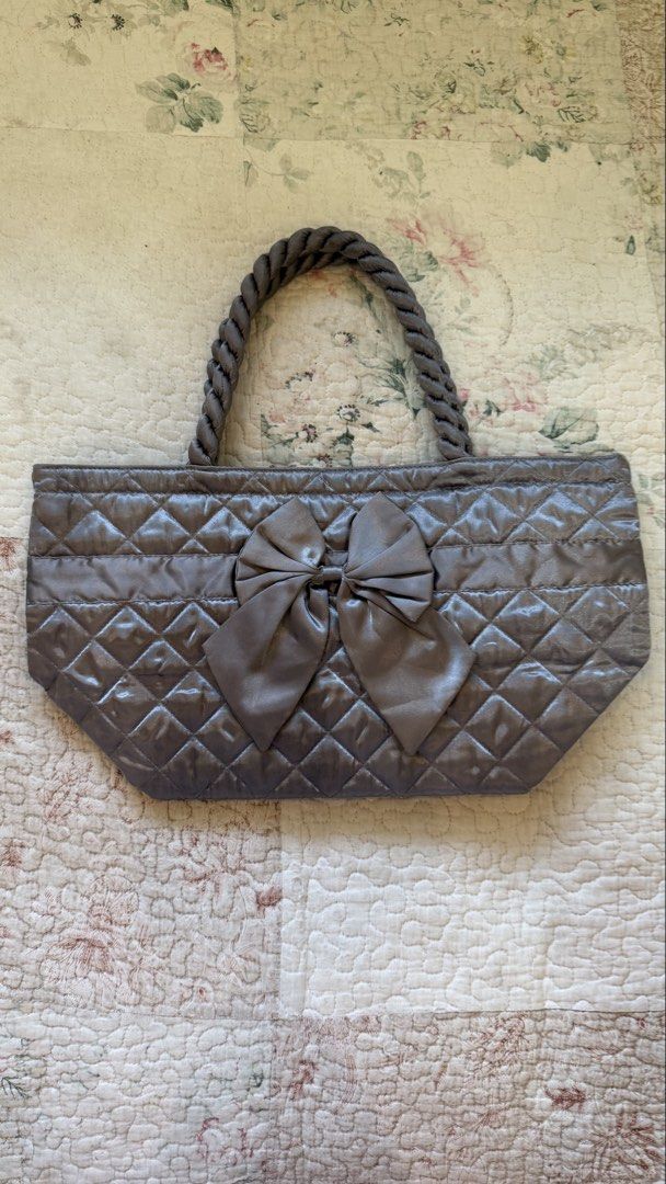 Gray Naraya shoulder bag (Category: Shoulder Bags) located in Narvacan. Submitted by loveeazii (Listing ID 1470739304, Image 1). Description: Gray naraya handbag Washed Water resistant Has 2 inner pockets Can stand alone Size: Medium (15x8 inches).