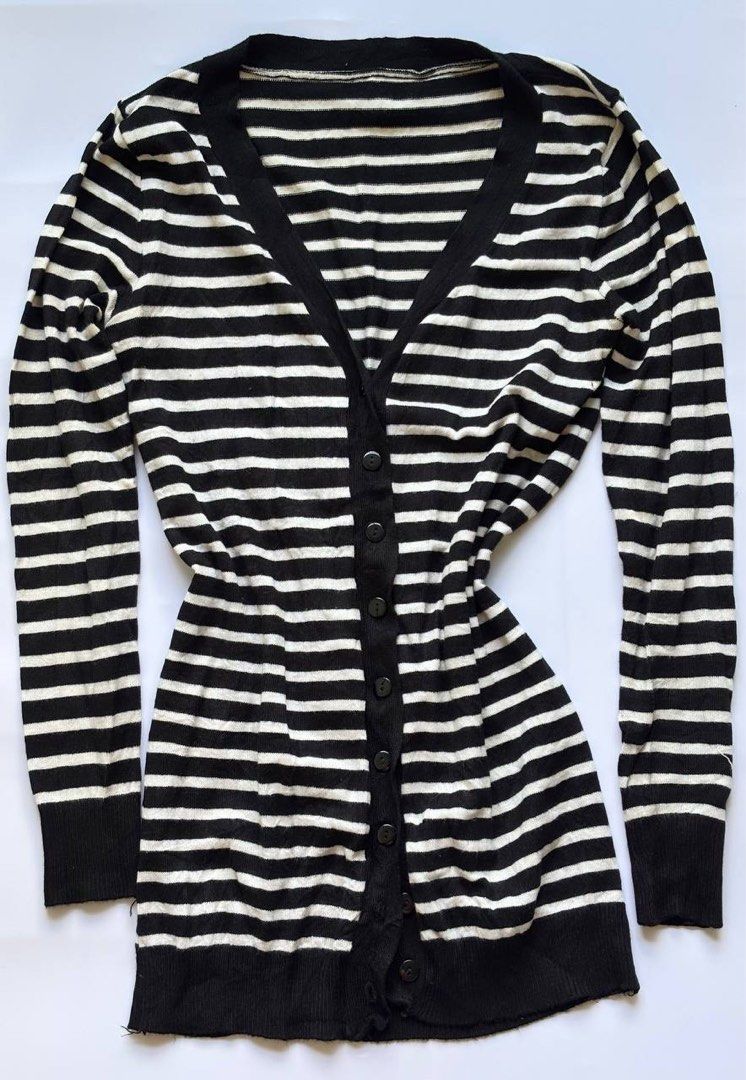 Grunge Striped Fitted Button Down Top (Category: Longsleeves) located in Manila. Submitted by petalfinds_ (Listing ID 1470644680, Image 1). Description: ˚⊱🪷⊰˚ black and white striped fitted top ౨ৎ 𝐛𝐫𝐚𝐧𝐝: ౨ৎ 𝐬𝐢𝐳𝐞: xs to small 🫧⋆｡˚ 𝐝𝐞𝐭𝐚𝐢𝐥𝐬: ANG GANDA NITOOO! soft knitted! no issue, super qualityyy! 💞 FITTED TYPE ALSOOO! 😭🤍 ─── ⋆⋅☆⋅⋆ ── 「 ✦ 𝐍𝐎 𝐂𝐎𝐃𝐄, 𝐈𝐍𝐕𝐀𝐋𝐈𝐃 𝐌𝐈𝐍𝐄 ✦ 」 𝓹𝓻𝓲𝓬𝓮: 159 𝓬𝓸𝓭𝓮: riptide.