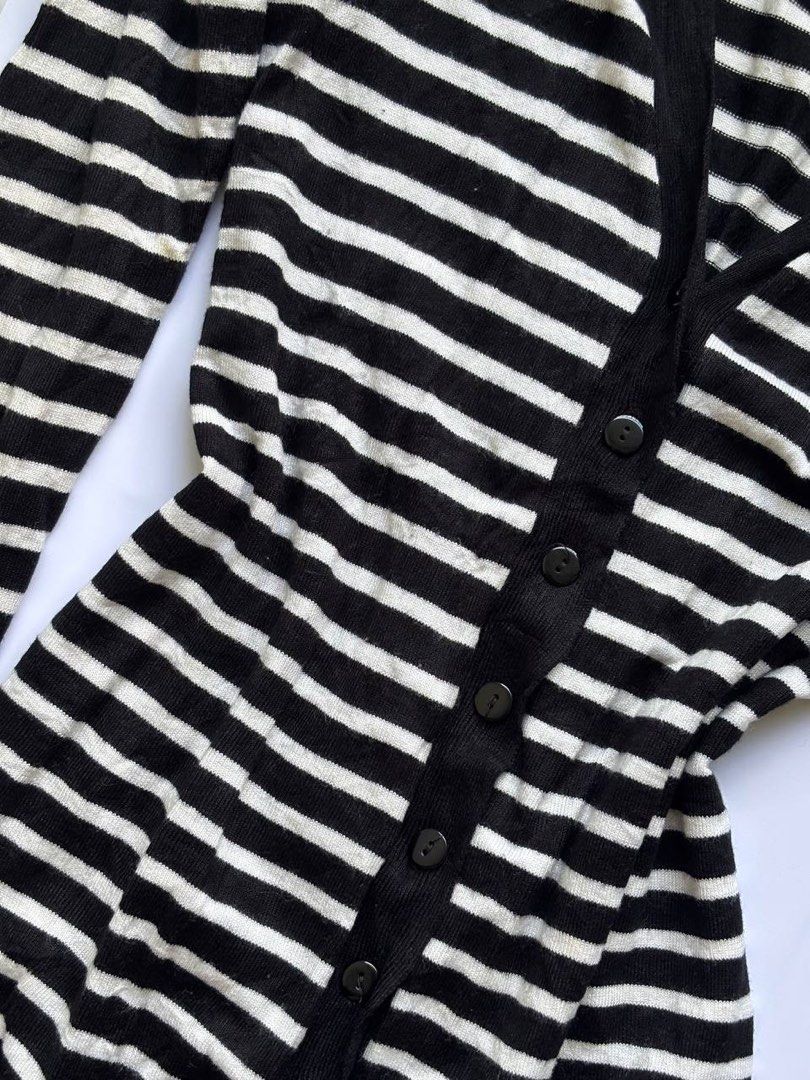 Grunge Striped Fitted Button Down Top (Category: Longsleeves) located in Manila. Submitted by petalfinds_ (Listing ID 1470644680, Image 2). Description: ˚⊱🪷⊰˚ black and white striped fitted top ౨ৎ 𝐛𝐫𝐚𝐧𝐝: ౨ৎ 𝐬𝐢𝐳𝐞: xs to small 🫧⋆｡˚ 𝐝𝐞𝐭𝐚𝐢𝐥𝐬: ANG GANDA NITOOO! soft knitted! no issue, super qualityyy! 💞 FITTED TYPE ALSOOO! 😭🤍 ─── ⋆⋅☆⋅⋆ ── 「 ✦ 𝐍𝐎 𝐂𝐎𝐃𝐄, 𝐈𝐍𝐕𝐀𝐋𝐈𝐃 𝐌𝐈𝐍𝐄 ✦ 」 𝓹𝓻𝓲𝓬𝓮: 159 𝓬𝓸𝓭𝓮: riptide.