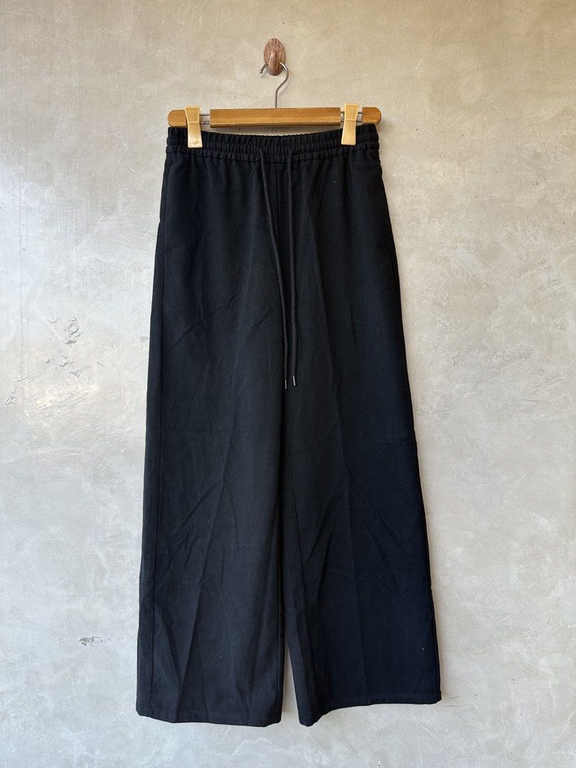 GU - Wide Leg Sweat Pants Black (Category: Other Bottoms) located in Cavite. Submitted by hand.picked (Listing ID 1470592902, Image 3). Description: GU - Wide Leg Sweat Pants Black Size: Medium Dimension: 14-16” Waist / 38.5” Length / 10.5” Wide Open Condition: Like New.