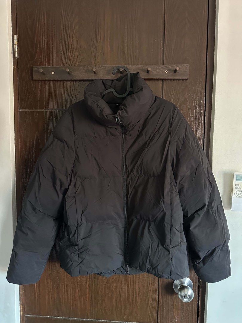 GU Men's Black Puffer Jacket (Category: Coats, Jackets and Outerwear) located in Taguig. Submitted by declutter.w-lei (Listing ID 1470598759, Image 1). Description: GU PUFFER JACKET Color: Black Size: Medium Measurements: - Length: 24 inches - Width: 21 inches Condition: Can pass as brand new / No issues RFS: Wrong size Loc: Las Piñas City.