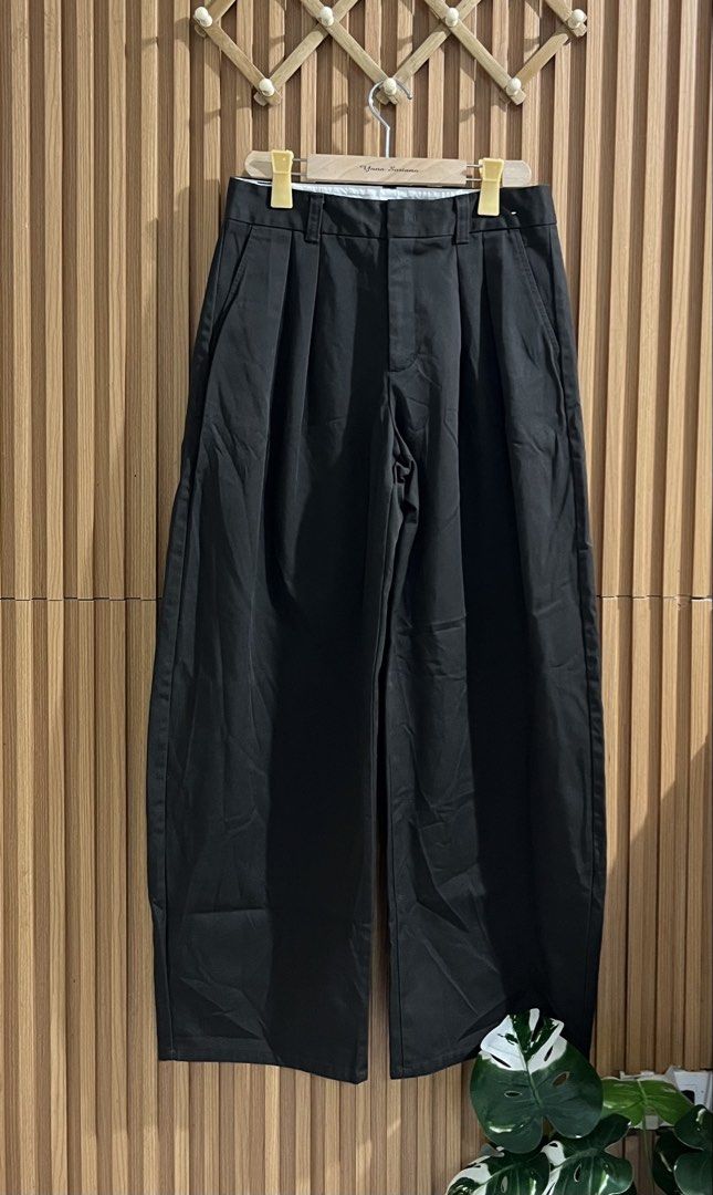 GU Cotton Barrel Pants (Category: Other Bottoms) located in Caloocan City. Submitted by ynna_27 (Listing ID 1470682320, Image 2). Description: GU Cotton Barrel Pants Used - Bnew Condition Color : Army Large on tag Waist 30” via tape measure Length 39” Issue : x Price 899.