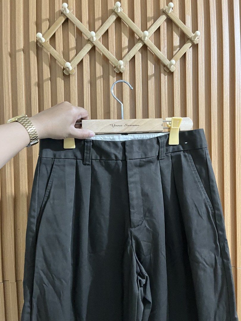 GU Cotton Barrel Pants (Category: Other Bottoms) located in Caloocan City. Submitted by ynna_27 (Listing ID 1470682320, Image 3). Description: GU Cotton Barrel Pants Used - Bnew Condition Color : Army Large on tag Waist 30” via tape measure Length 39” Issue : x Price 899.