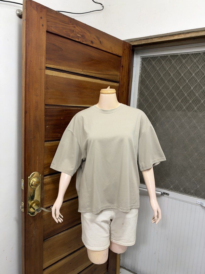 GU Dry Wide T-Shirt Half Slv (Category: Shirts) located in Cavite. Submitted by yakultjeni85475 (Listing ID 1470690891, Image 3). Description: - Brand/Model: GU Dry Wide T-Shirt - Color: Solid Beige - Fit: Relaxed, boxy cut with half sleeves - Details: Crew neckline, clean finish collar/cuffs, and short side slits at the hem - Style: Versatile casual wear, perfect for layering or everyday use.