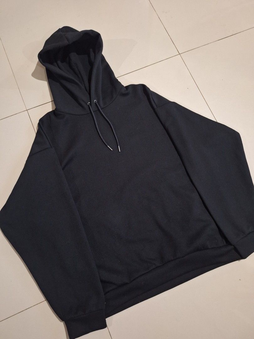 GU hoodie jacket (Category: Coats, Jackets and Outerwear) located in Cebu City. Submitted by authentica.28 (Listing ID 1470714527, Image 2). Description: 25/27 dimes No issue 10/10 color rate.