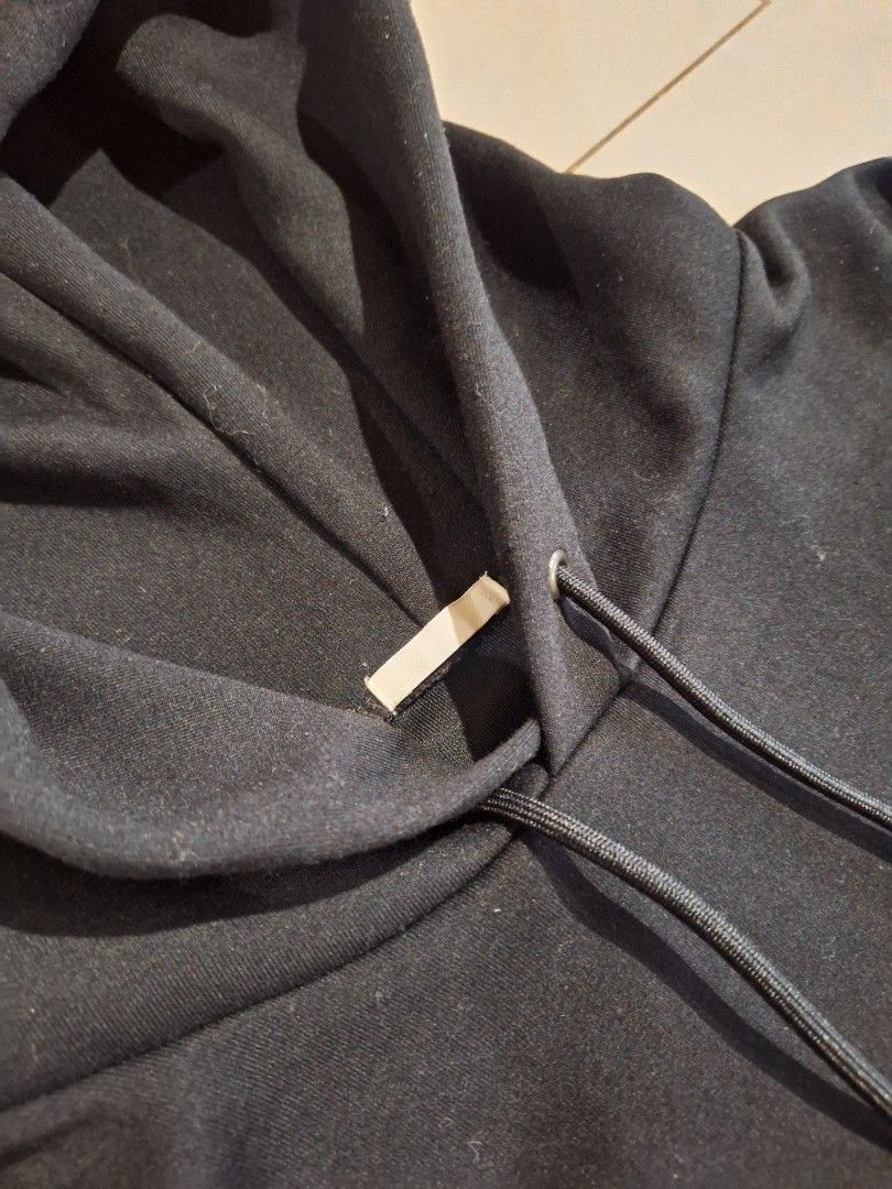 GU hoodie jacket (Category: Coats, Jackets and Outerwear) located in Cebu City. Submitted by authentica.28 (Listing ID 1470714527, Image 3). Description: 25/27 dimes No issue 10/10 color rate.