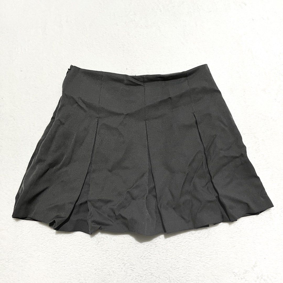 GU Pleated Skort Size S Dark Grey (Category: Skirts) located in Binan City. Submitted by veniceao (Listing ID 1470715050, Image 1). Description: PLEASE READ ❤️ Loc: Laguna (open for checkout for cheaper sf—starts at ₱20) For sure buyer: 1. Make an offer. 2. Send your details for confirmation 3. Pay until 3pm the next day I confirm the order. Details: - Brand: GU - Color: Dark Grey - Size: S, size 25-27 - Material: Lightweight polyester - Features